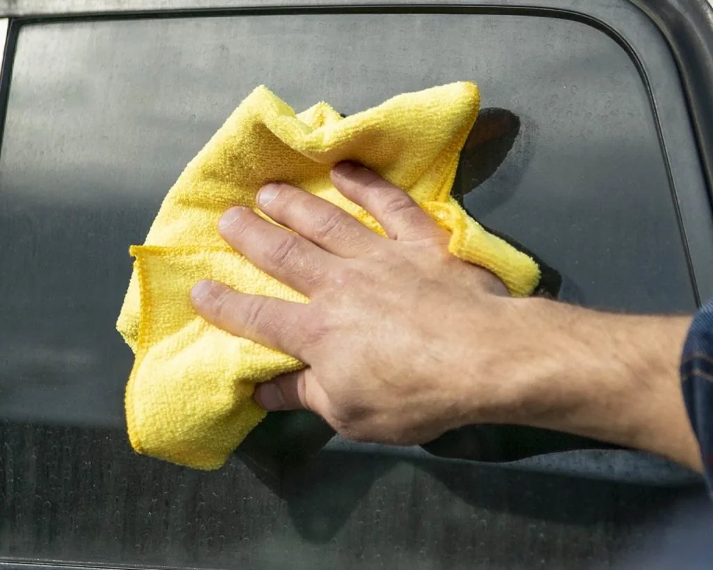 lau sạch kính trước ki xóa vêt ố nước cứng trên kính ô tô bằng proclean galsweld